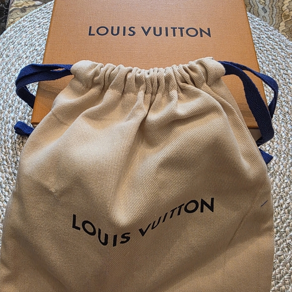 Louis Vuitton Reverse Monogram Passport Cover with LV Dust Bag and Box - Picture 2 of 9